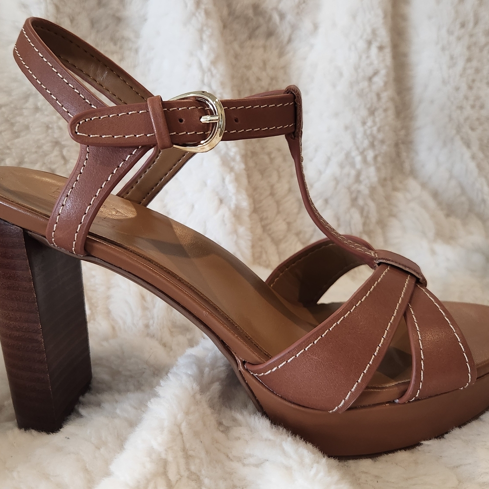 Chic Tan Strappy Heels